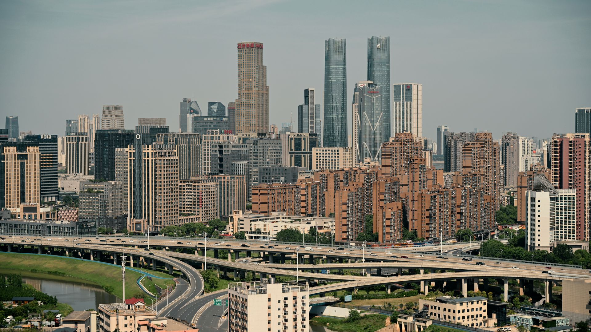 现代化城市天际线与高架道路